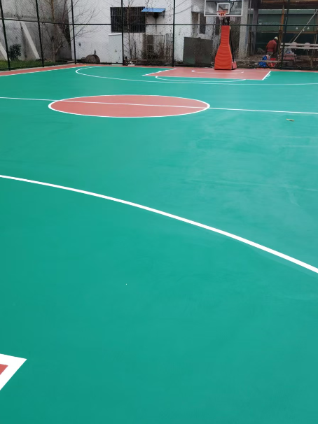 长坡镇 球场长期使用易出现地面开裂